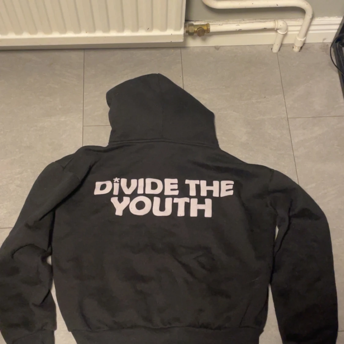 Svart hoodie Divide The Youth - 1