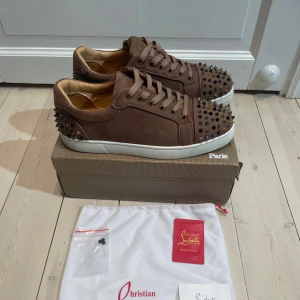 Loubs  - Säljer ett par sjukt feta loubs  i storlek 44 | mycket bra skick, knappt använda | en nit är borta men det är inget problem då 3 nya nitar följer med! Allt og medföljer vid köp | Skriv till mig vid minsta lilla fråga!📩 