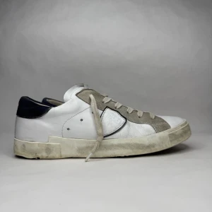 Philippe Model PRSX low  - Varumärke: Philippe Model  Modell: PSRX  Storlek: 40  Skick:  8/10 (Minimala tecken på användning)  Nypris: 3700 SEK  Övrigt: Box ingår