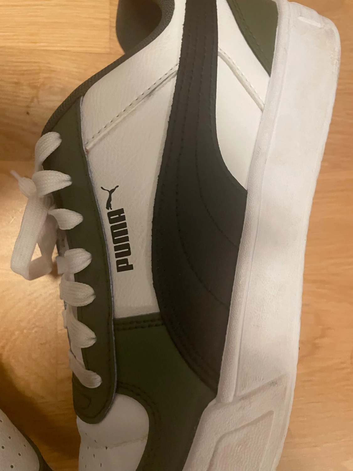 Puma sneakers i vitt och grönt