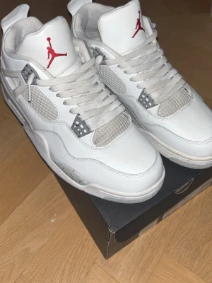 Jordan 4  - Jordan 4 white oreo i storlek 43. Riktigt snygga och knappt använda. Syns ej att använda förutom på undersidan som inte spelar nån större roll. OBS    Någonting med höger sko gör att den låter lite när man trampar, vet ej varför o kanske går det att fixa. Därför ett bra nedsatt pris på mycket fina skor. Går att snacka om pris.