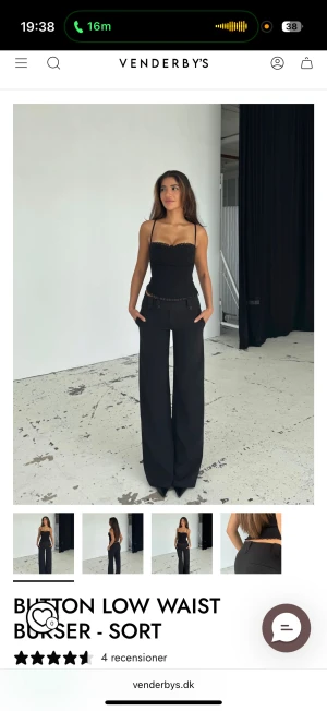 Svarta low waist wide pants Venderby's - Säljer ett par svarta byxor från Venderby's i modellen Button Low Waist. Byxorna har låg midja, vida ben och snygga knappdetaljer framtill. Materialet är mjukt och följsamt, perfekt för en trendig look. Passar dig som gillar stilrena och moderna plagg.