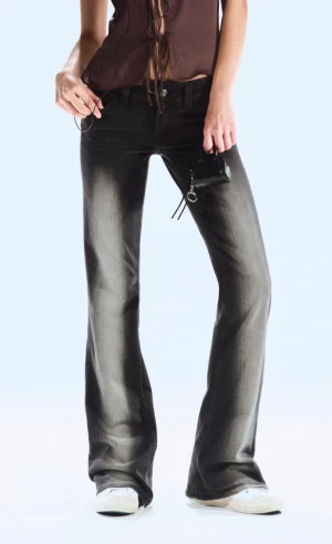 Bootcut svarta jeans - Säljer ett par svartgråa jeans från Cheap Monday. Storlek 29/32