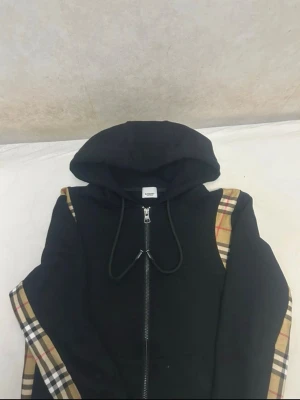 Burberry kofta  - Säljer min fina burberry kofta då jag köpte den men använda kanske 1-2 gånger 