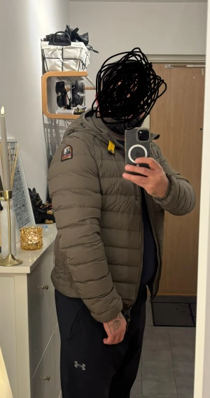 Parajumpers  jacka  - Säljer en  äkta  Parajumpers jacka  i storlek L. super light weigh. Jackan har huva, gul detalj vid halsen, patch på ärmen och dragkedja framtill. Insidan är ljusgrå med en praktisk ficka. i ny skick 