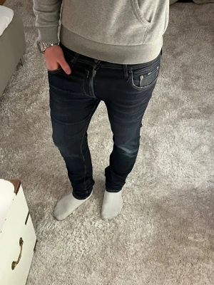 Replay jeans  - Replay Jondrill Jeans | skick 9/10 | Storlek 33/32 | Pris - 499kr | Modellen är ca 179cm lång | Hör av dig vid minsta fråga eller fundering!!