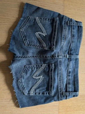 Jeansshorts från Nelly  - Använda en gång. 
