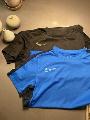 Nike T-shirts  - Säkjer nu dessa 2 riktigt snygga tränings tröjor från Nike i st 158-170 bara höra av dig vid minsta fråga eller fundering.