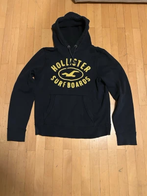 Hollister hoodie  - Säljer nu en mörkblå Hollister hoodie i storlek L. Hoodien har blivit förliten och det är därför jag säljer den. Va inte rädd för att ställa frågor!!