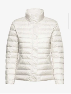 Gant-jacka - Hej. Jag säljer nu min Gant-jacka eftersom den är för stor för mig.  Jackan är köpt för 2 500 kr och har bara använts en gång. Den är nytvättad och redo för en ny ägare.  Kan fraktas. (Köparen står för frakten.)  Färg: Vit Storlek: S  Skriv gärna om ni har mer frågor.   Ha en fin dag.