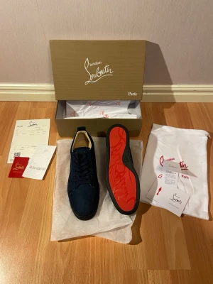 Christian Louboutin skor - Säljer ett par väldigt snygga skor eftersom att dem inte passade mig.  Ingår: skor, låda, Louboutin kort, och påsarna skorna kom i. Några fler frågor om skorna så kan ni skriva och fråga.