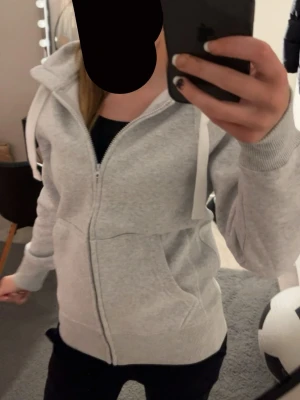 Russedress - Hej, säljer detta sett från Russemerch, tröjan är i strl S och byxan i XS. Säljs då jag vill köpa annan färg. Bara skriva om ni har frågor💞 Nypris på tröjan är 749 och byxan 499☺️ Lägsta pris jag kan acceptera är 800🩷