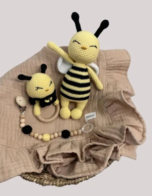 Bi amigurumi set - – Virkad med bomullsgarn – 22 cm napphållare, träclips & silikonring – Längs varierar beroende på gosedjur, ca 25-35cm – Produkterna är gjord med certifierade material