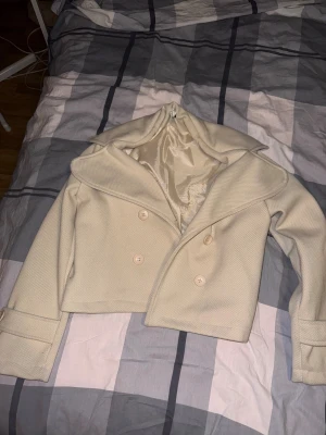 Beige skepparkavaj från Design by Si - Vit jacka från designbysi, använd 1 gång