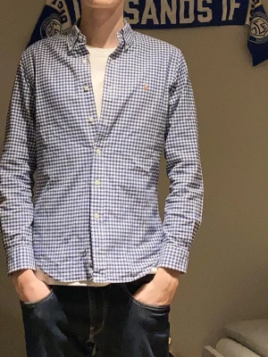 Ralph Lauren skjorta  - Snygg rutig Ralph lauren skjorta i mycket bra skick. Perfekt för Julen. Modellen är 183cm. Skriv vid frågor!