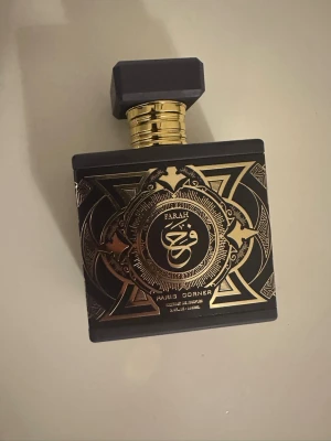 Initio side effect dupe - Exklusiv Eau de Parfum med unik design och lyxig känsla. Volymen är 100ml. Perfekt för dig som vill sticka ut med en elegant flaska i samlingen. Halva av flaskan är kvar.