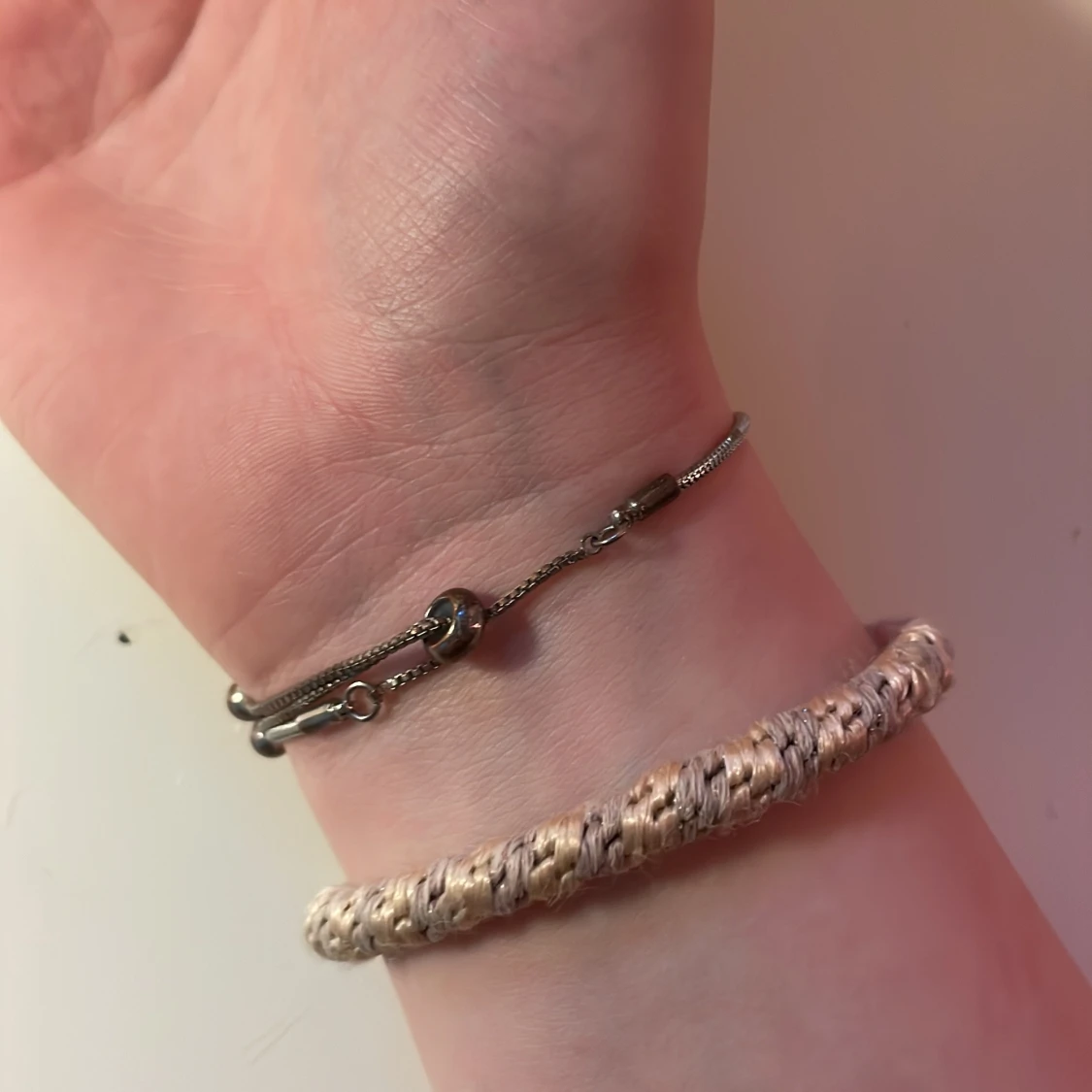 Silverfärgat armband med berlocker - 3