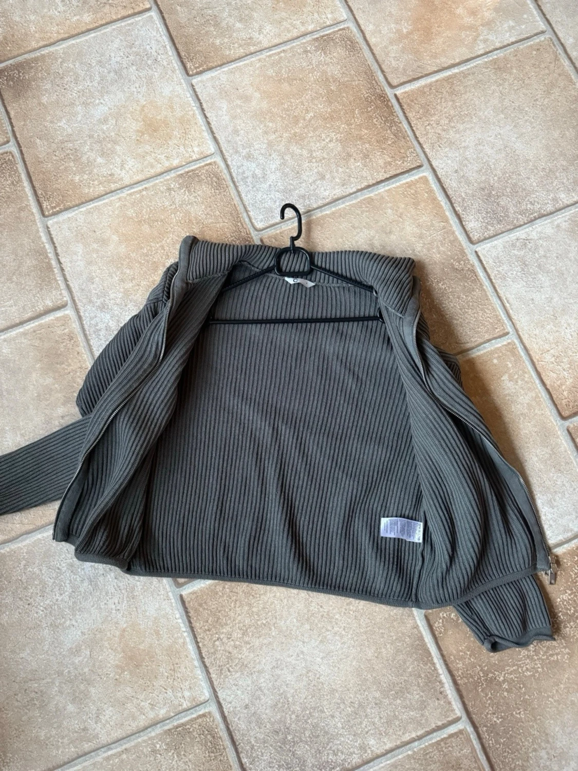 Khakifärgad ribbad kofta med zip  - 2