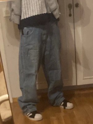 Baggy Jeans y2k - Helt nyköpta DNGRS jeans ny pris runt 700kr. Använda ett 2-3 antal gånger bara en defekt på knät där jag skrapat emot och fått ett litet märke, syns på bild 6. 