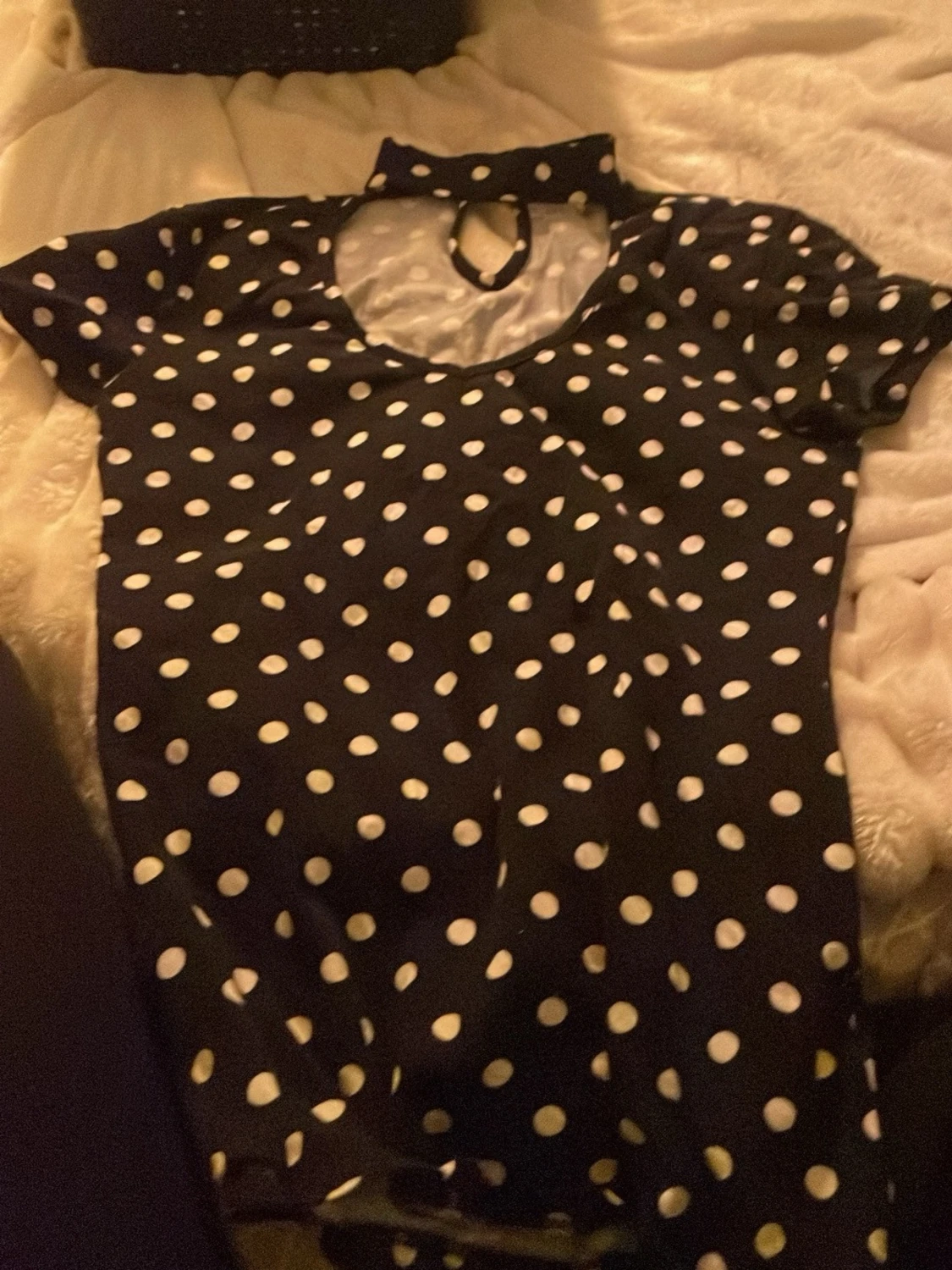 Svart prickig topp