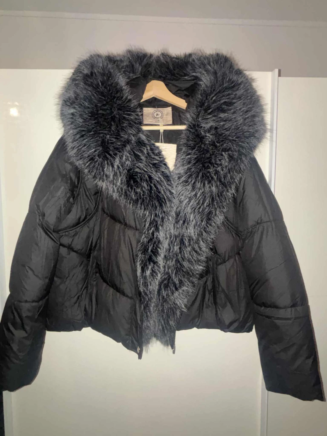Svart pufferjacka med päls