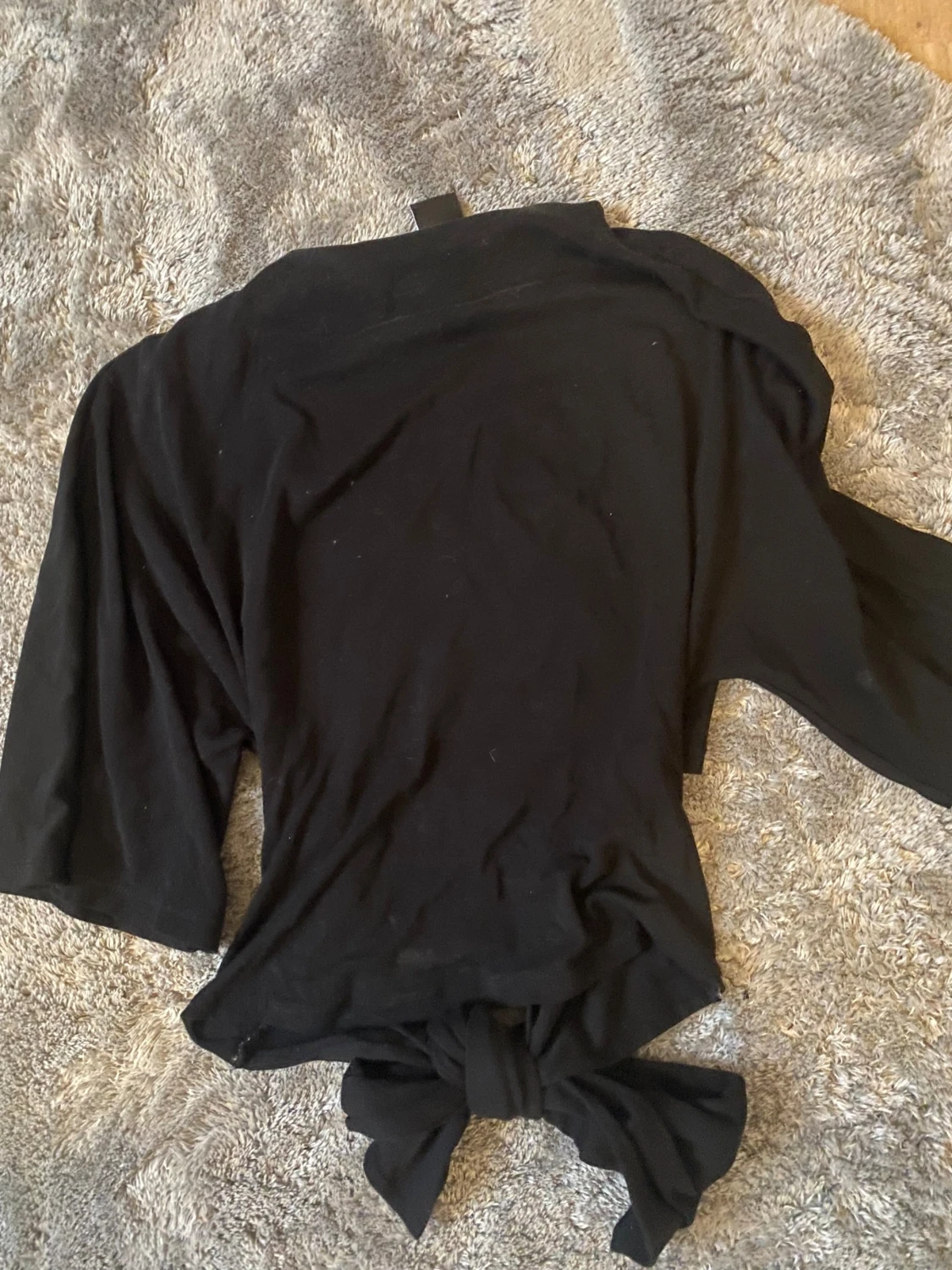 Svart croppad topp med knyt från Gina Tricot