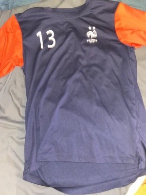 Fransk kanté tröja - En skön tröja med kante på ryggen och nummer 13