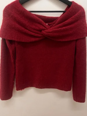 Röd stickad off shoulder tröja  från H&M - Säljer en röd stickad off shoulder tröja från H&M i storlek S. 