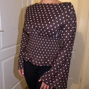 Prickig blus - Denna prickiga blusen är i helt nytt skick och är aldrig använd, den är jätte fin till svarta jeans och har jätte fin passform🤎🤎 den är från shein