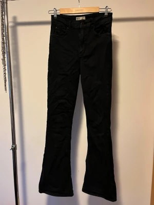 Svarta bootcut jeans från Perfect Jeans - Svarta jeans med bootcut-snitt från Perfect Jeans. Klassisk femficksmodell med knapp och dragkedja fram. Jeansen har en högre midja och är gjorda i mjuk bomull med lite stretch. Passar s-m.