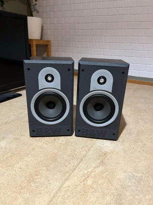 B&W DM 550 högtalare - Säljer ett par B&W DM 550 högtalare i bra skick. Klassiska brittiska högtalare med bra ljudkvalitet och tydlig diskant. Passar både till musik och hemmabio. Lite synliga defekter, anslutningar och kabinett ser välbevarade ut.