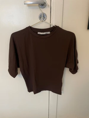 Brun figursydd tröja - Brun figursydd tröja ifrån lager 157, använd utan defekter! 