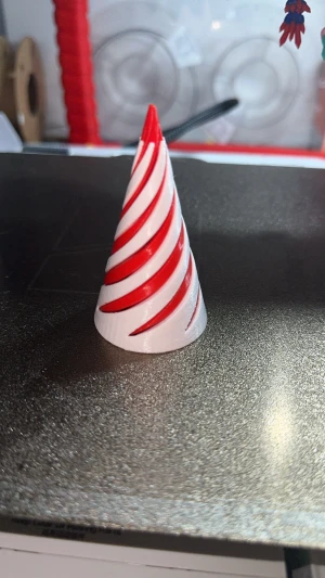 3D-Printad Fidget Spiral Kon - En unik fidget leksak i form av en Kon som är sprialt. Perfekt som en Julklapp!                                  Den har en satisfierande ljud väldigt stressavlastande. Den kan även tillverkas i vilka färger som helst så ifall ni undrar över några andra färger är ni välkommen att meddela mig 