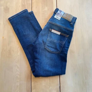 Nudie jeans - Tjena! Säljer nu ett par riktigt feta nudie jeans med en riktigt snygg tvätt. De är HELT NYA, med lapparna fortfarande kvar. Jeansen är i modellen 'Thinn Finn", , Vilket ar en slim fit passtorm. De ar ju som sagt helt nya, sa finns inga defekter. De ar i storleken "29/28". Hör av er vid närmsta fundering! ❗️Kolla även in min profil för fler helt nya nudie jeans i olika storlekar❗️