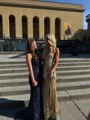 Guldig balklänning - Säljer nu min FANTASTISKA DRÖMMIGA balklänning🥹😍 Den är köpt från L&S på linnégatan här i Göteborg i våras. Den är handsydd och i en egen unik design. Jag är 178 cm lång och den går ner till marken, jättelätt att lägga upp om det skulle önskas. Den är i nyskick