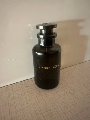 Louis Vuitton Ombre Nomade parfym - Lyxig parfym från Louis Vuitton med stilren flaska och exklusiv känsla. Perfekt för dig som vill sticka ut och addera en touch av elegans till din vardag. Ombre Nomade är ett statement för dig som gillar premium. Den har legat på vinden i lite mer än ett år och kartongen är borttappad. Kan leta extra om det önskas.