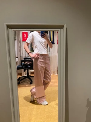 Vit kortärmad t-shirt i bomull - En clean och enkel vit t-shirt med korta ärmar och rund hals. Modellen är rak och något croppad, vilket ger en modern vibe. Materialet är mjuk bomull som känns skönt mot huden. Perfekt att styla med jeans eller baggy byxor för en chill look. Jeansen är från Gina tricot och säljer då tröja tyvärr var för liten för min smak 