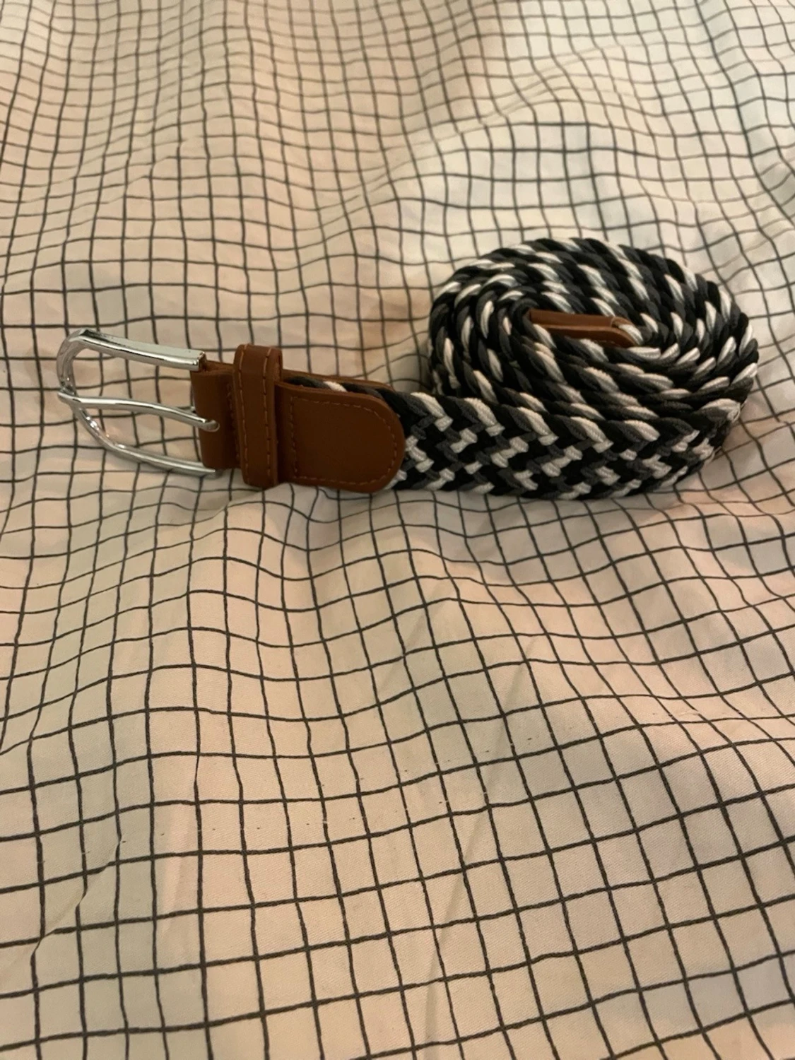 Svart och vit flätad bälte