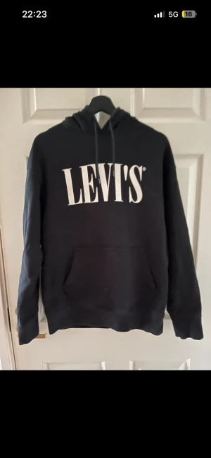 Levi’s hoodie - Svart levi’s hoodie köpt i butik. Bara att höra av er om ni vill veta mer kan skicka videos på hela hoodien:)  Användt klädesplagg, men har inte användt så mycket (färgen och logo finns kvar:)