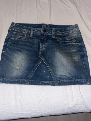 jeanskjol - säljer denna jätte fina jeanskjol från only, köpt från vinted men med prislapp och nyskick, aldrig använd 