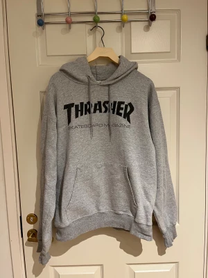 Grå Trasher hoodie - Grå trasher hoodie i storlek S. I relativt bra skick, bara att höra av sig vid frågor:)  Tvättar alltid innan jag skickar!