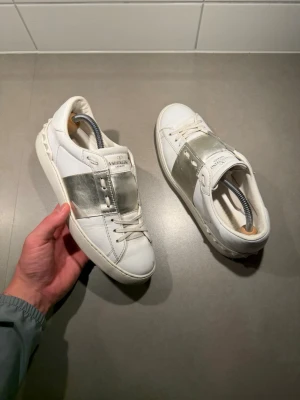Valentino Skor - ‼️VI TAR EJ BYTEN‼️ Valentino open sneaker | Skick: 8/10 | Storlek 38 fits 39 | endast kort ingår | Fraktar inom 24H efter köp på köparens bekostnad 📦💨 | Hör av dig vid minsta fråga eller fundering 💭 