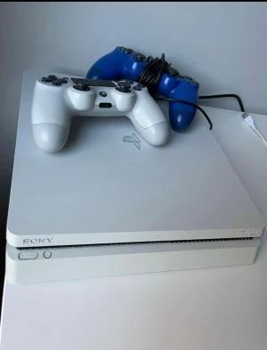 PlayStation 4 slim - Säljer nu mitt ps4 med 800gb nästan som helt ny du får med 2 st handkontroller. Vill ni få med gta 5 och Fc25 så får ni betala 1500kr för allt, utan spel 1000kr