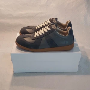 Maison Margiela gats  - Säljer ett par snygga gråa Maison Margiela gats || Storlek 41 || box medföljer || pris kan diskuteras vid snabb affär 