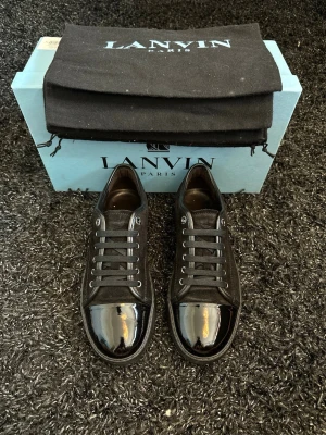 Lanvin skor  - Säljer nu ett par sjuka snygga Lanvin! Skicket är fint. Priset är inte hugget i sten vid snabb affär☺️ Box och dustbags medföljer. Hör gärna av er om ni har fler frågor!