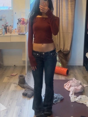 True religion jeans! - Säljer ett par jätte snygga true religion jeans i modellen Joey low rise flare! Storlek: W25. Midjemått: 37cm, innerbenslängd: 78cm, full längd: 98cm!💗
