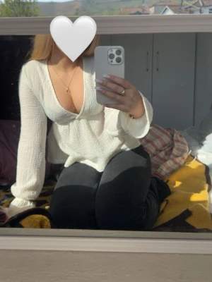 vit topp från Ginatricot - jätte fin topp i XXS men den passar även XS och S. jag själv har storlek S. säljer för att den inte kommer till användning och är inte min stil. har använt den typ 1 gång så den är helt ny 