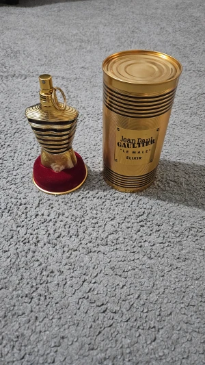 Jean Paul Gaultier Le Male Elixir - Lyxig parfym i unik designad flaska. Volymen är 125 ml och den är tillverkad i Frankrike. Perfekt för dig som vill sticka ut med en ikonisk doft från ett välkänt märke.