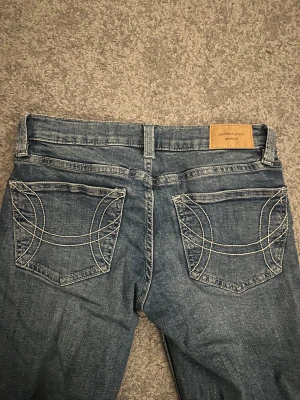 Gina jeans - Lågmidjade, fint skick, en ynka liten slitning längst ner på ena benet. Stl 36