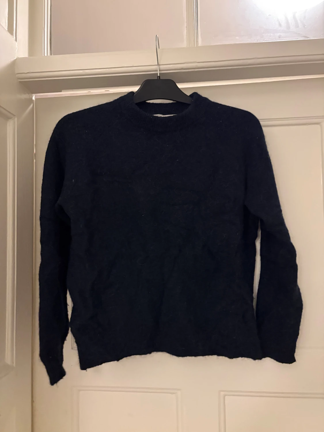 Mörkblå stickad tröja med rund hals